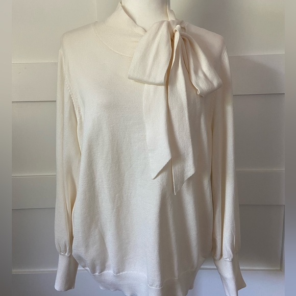 ⭐️ Ivory Sweater ⭐️ - Picture 1 of 5